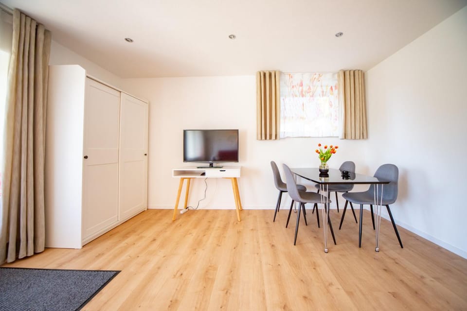 TV and multimedia, Living room, Seating area, Dining area