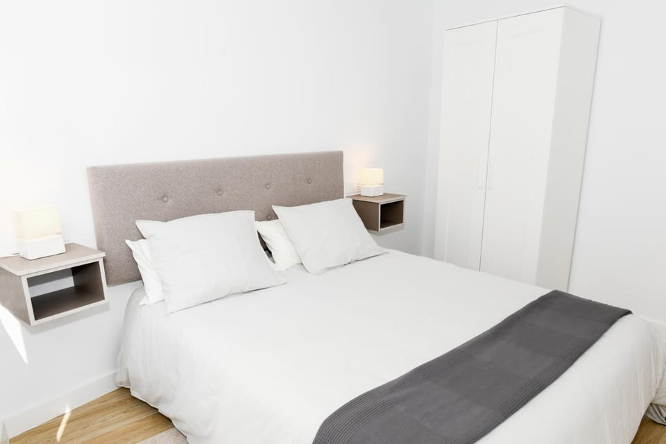 Photo of the whole room, Bedroom