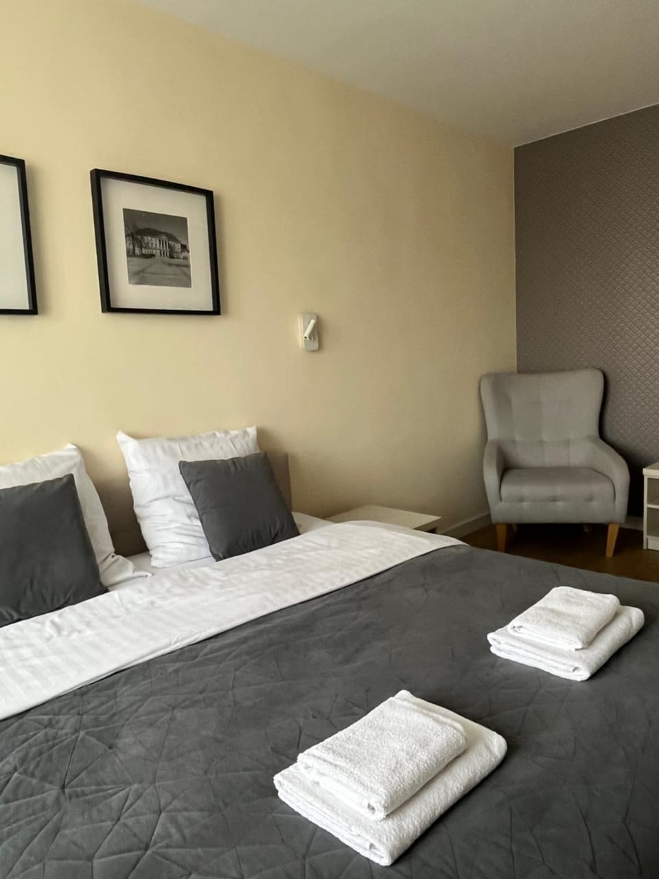 Bed, TV and multimedia, Bedroom, towels