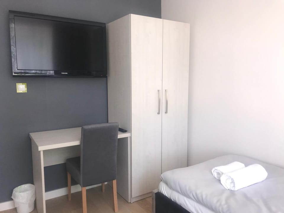 Bed, TV and multimedia, Bedroom