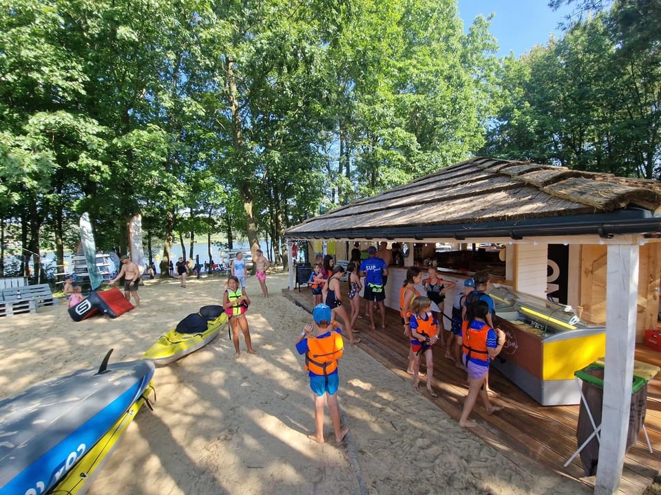 People, Natural landscape, Lounge or bar, Swimming pool, group of guests, minibar