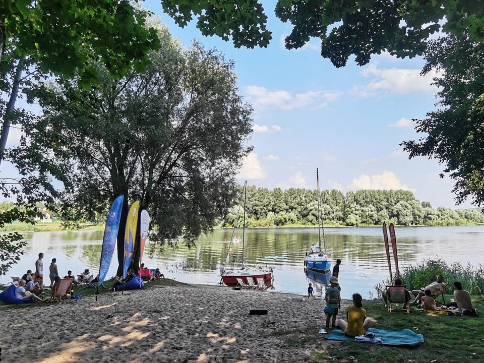People, Natural landscape, Beach, Evening entertainment, Lake view, group of guests