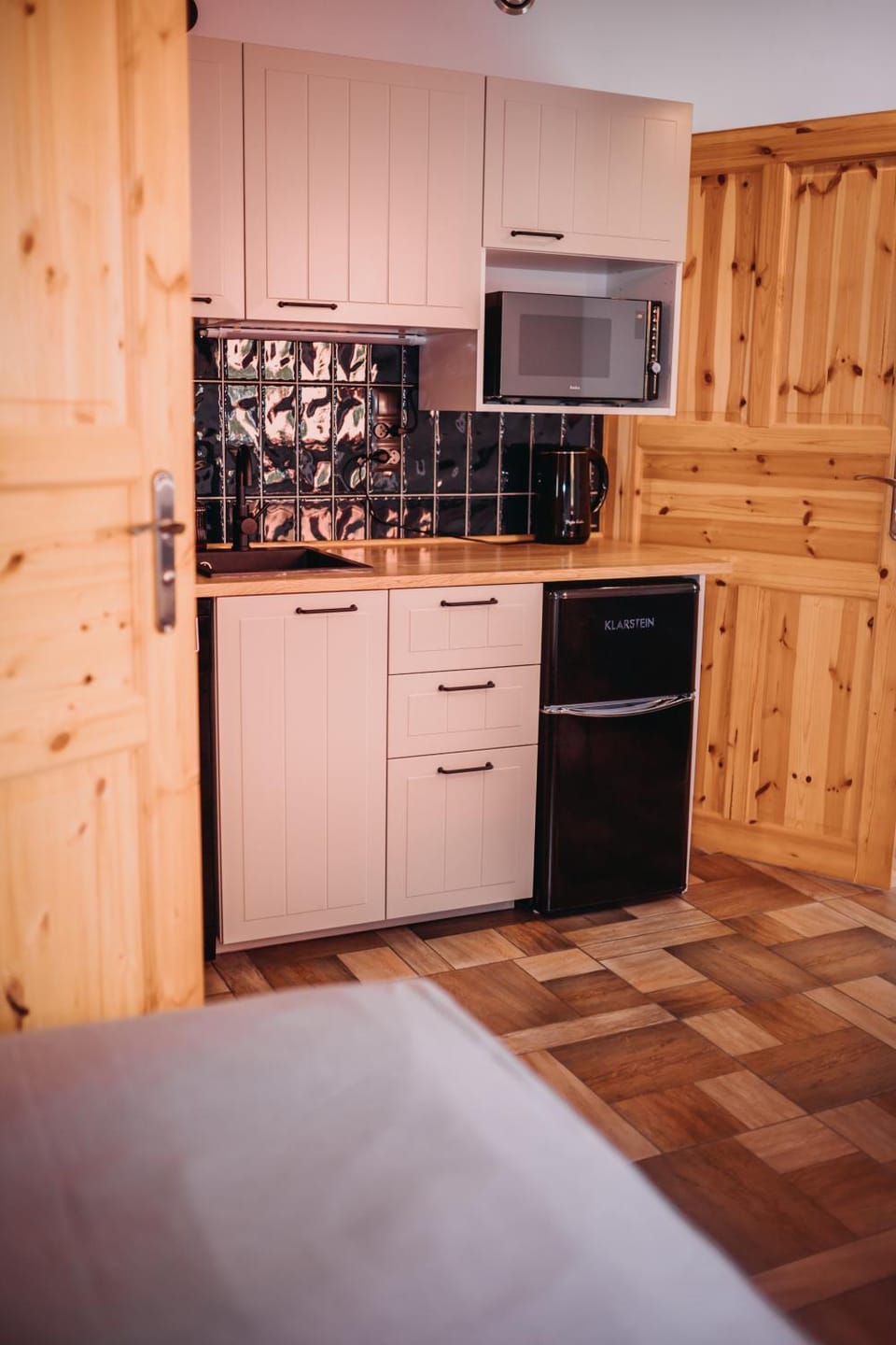 Kitchen or kitchenette, microwave, minibar, stove