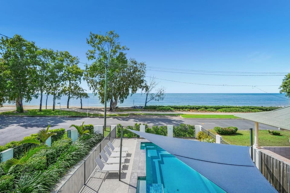 Sea view, Swimming pool, sunbed