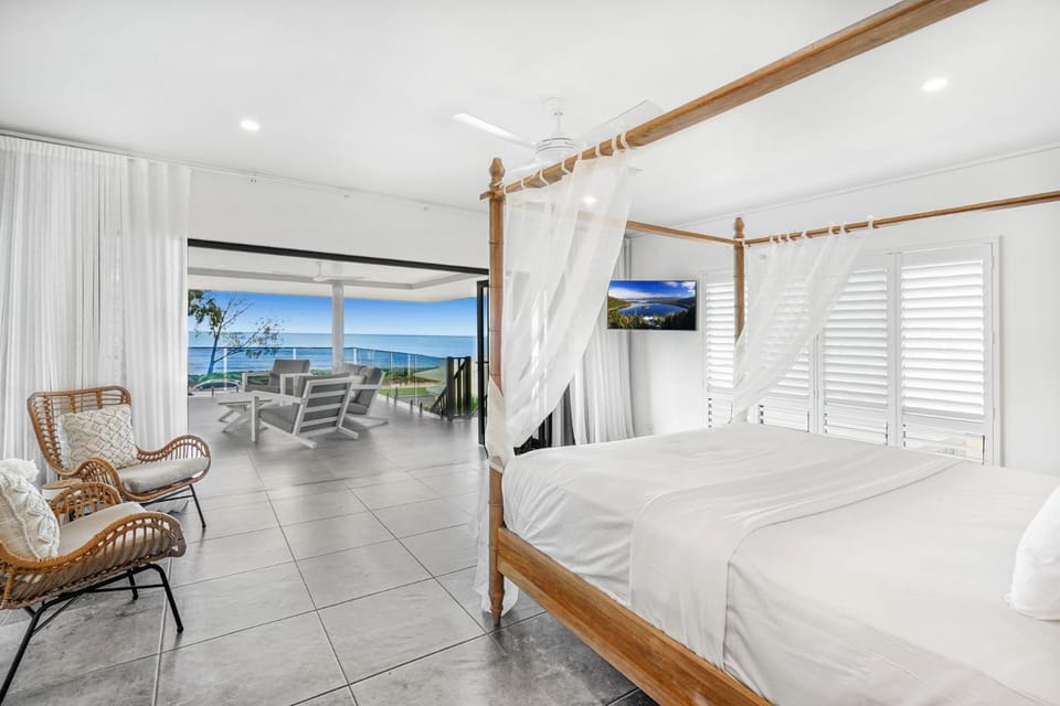 Bed, Natural landscape, TV and multimedia, View (from property/room), Balcony/Terrace, Photo of the whole room, Bedroom, Sea view
