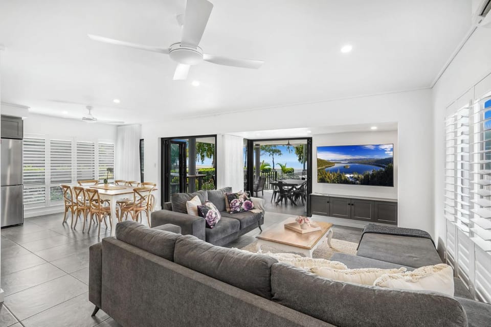 TV and multimedia, Living room, Seating area, Dining area