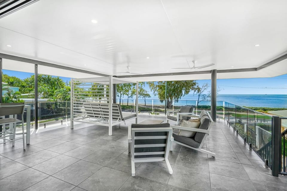 Natural landscape, View (from property/room), Balcony/Terrace, Seating area, Sea view