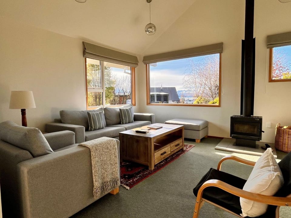 Living room, Seating area, Lake view, Mountain view, fireplace