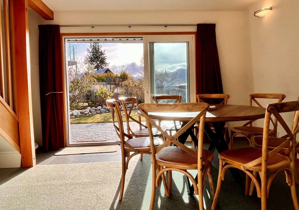 Dining area, Mountain view