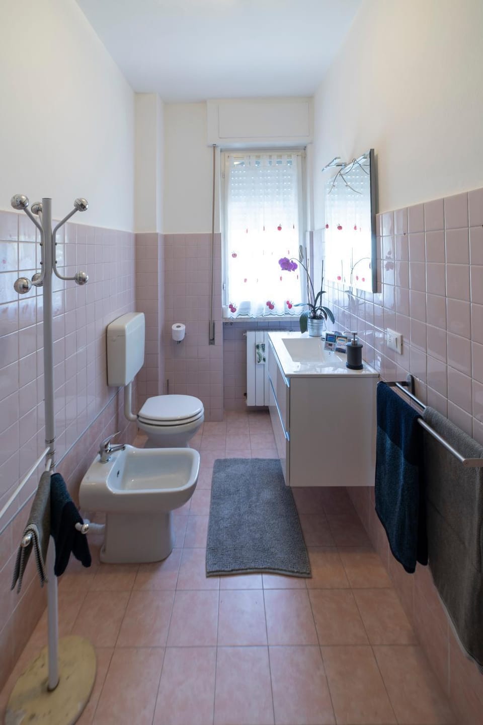 Shower, Toilet, Bathroom, Bath, bidet, towels