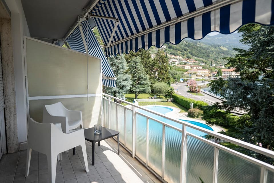 Natural landscape, View (from property/room), Balcony/Terrace, Pool view, sunbed