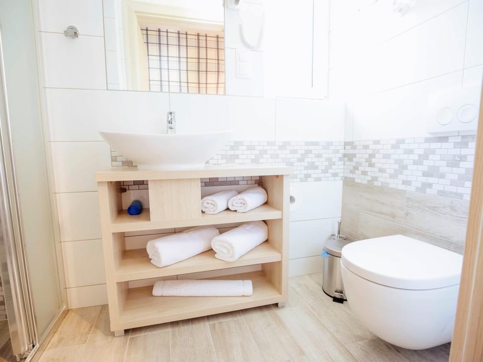 Shower, Toilet, Bathroom, Other, Decorative detail, On site, Area and facilities, towels