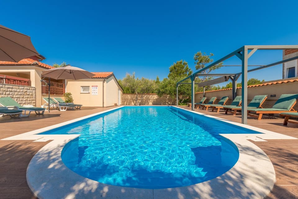 Swimming pool, Swimming pool