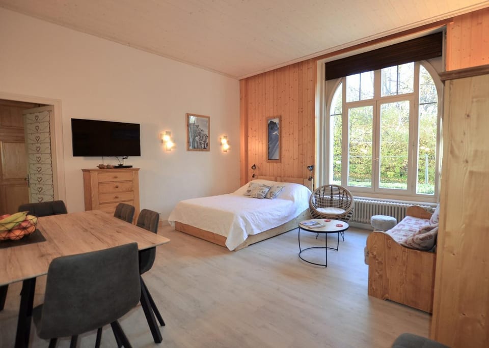 Bed, TV and multimedia, Living room, Dining area