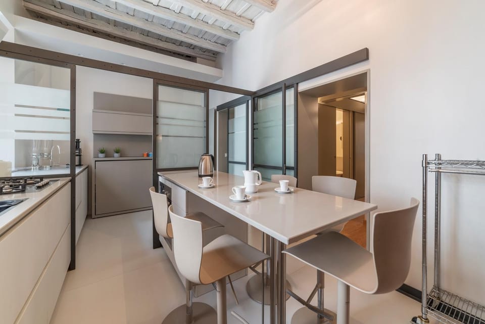 Kitchen or kitchenette, Dining area