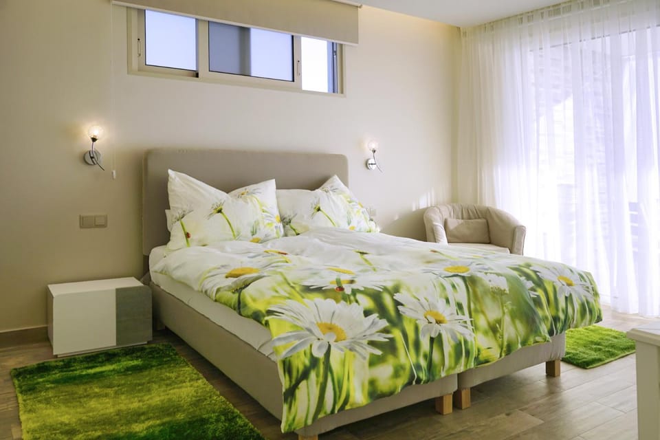 Holiday Apartment Sunset Ocean Bed and Breakfast in Madeira District