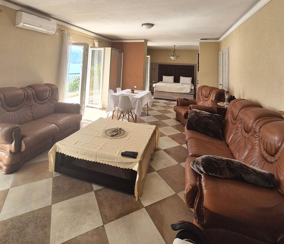 Bed, Living room, Photo of the whole room, Seating area, Bedroom