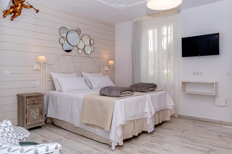 Bed, TV and multimedia, Photo of the whole room