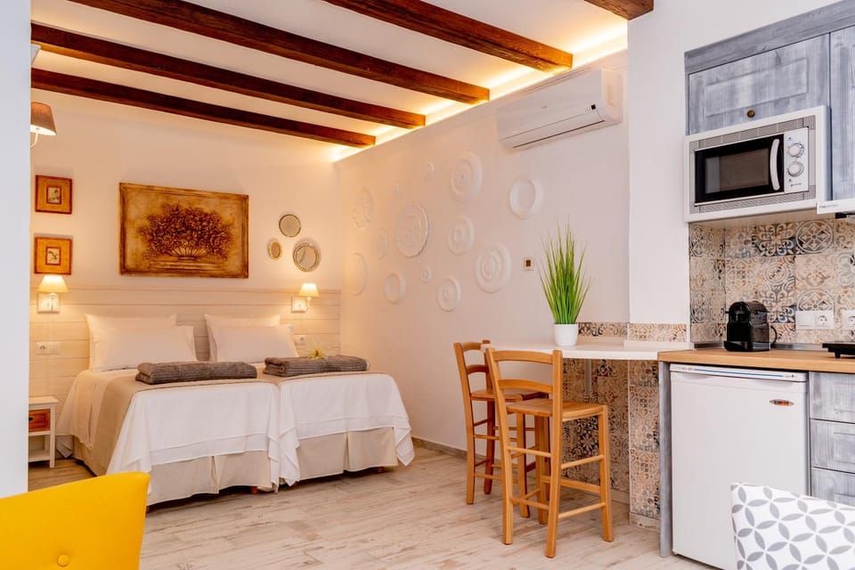 Bed, TV and multimedia, Kitchen or kitchenette, Living room, Photo of the whole room, Dining area