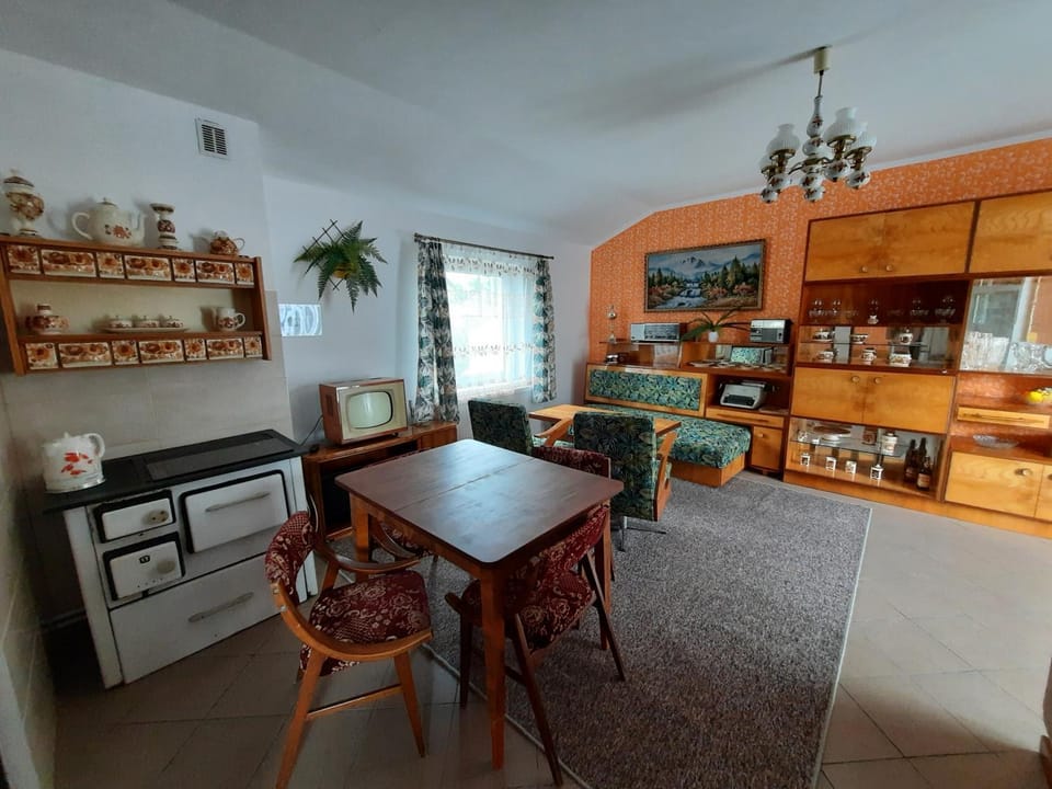 Kitchen or kitchenette, Dining area, pet friendly, stove
