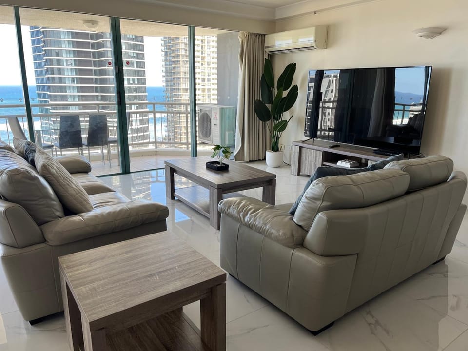 Communal lounge/ TV room, TV and multimedia, Living room, Seating area, air conditioner