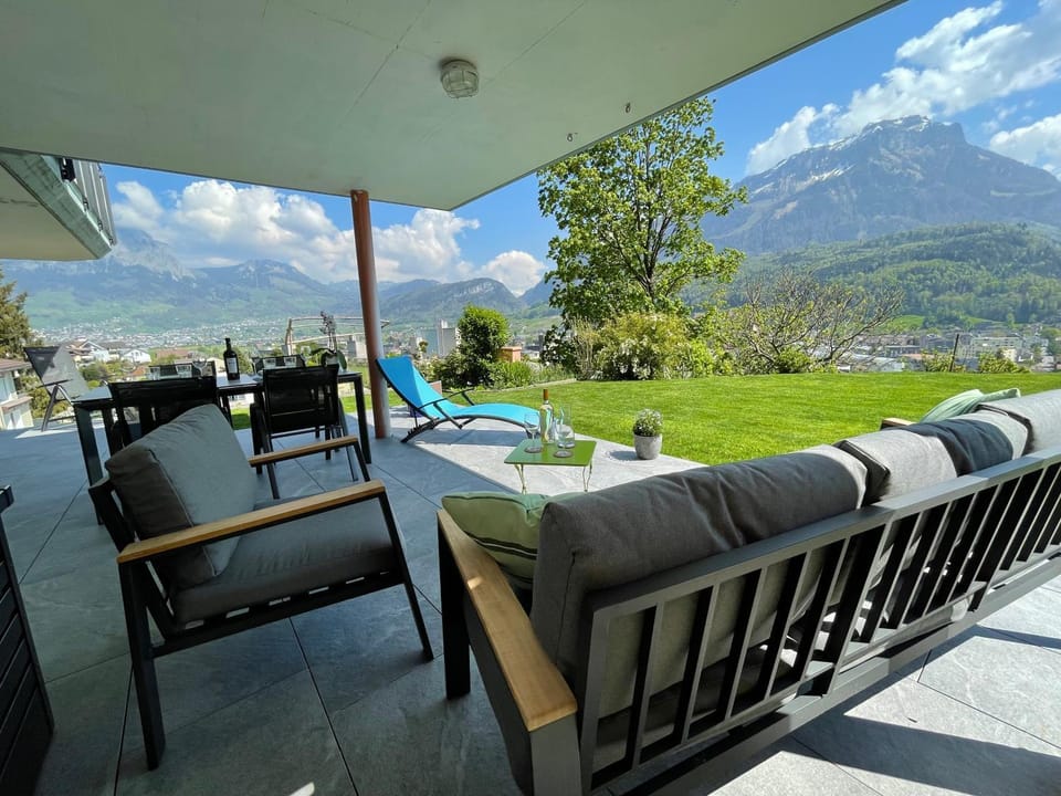 View (from property/room), Balcony/Terrace, Seating area, Garden view, Mountain view