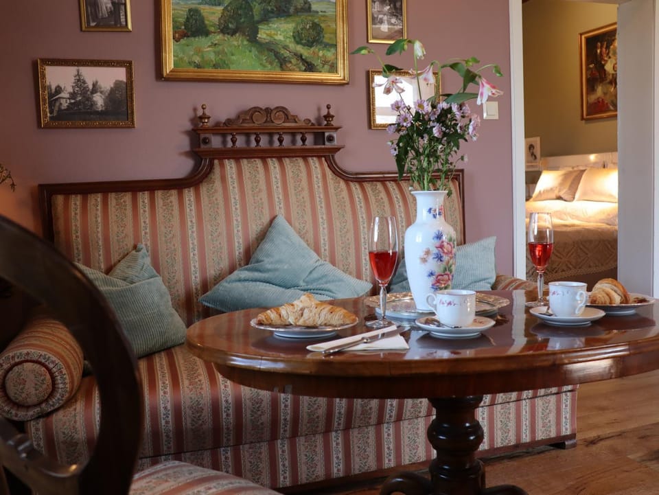 Living room, Seating area