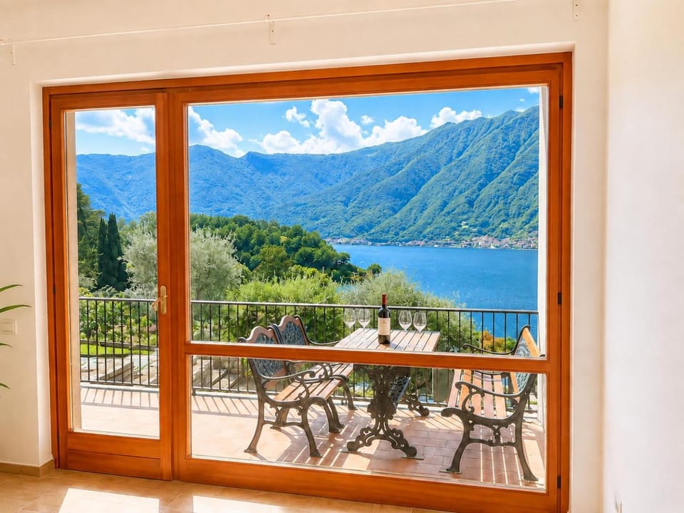Dining area, Lake view
