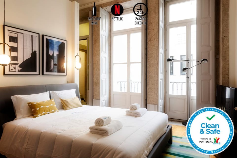 Bed, TV and multimedia, Balcony/Terrace, Photo of the whole room, Bedroom, Inner courtyard view