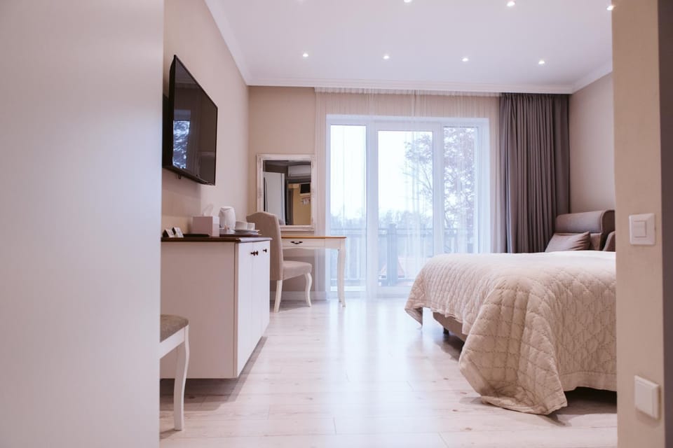 Bedroom, Mountain view