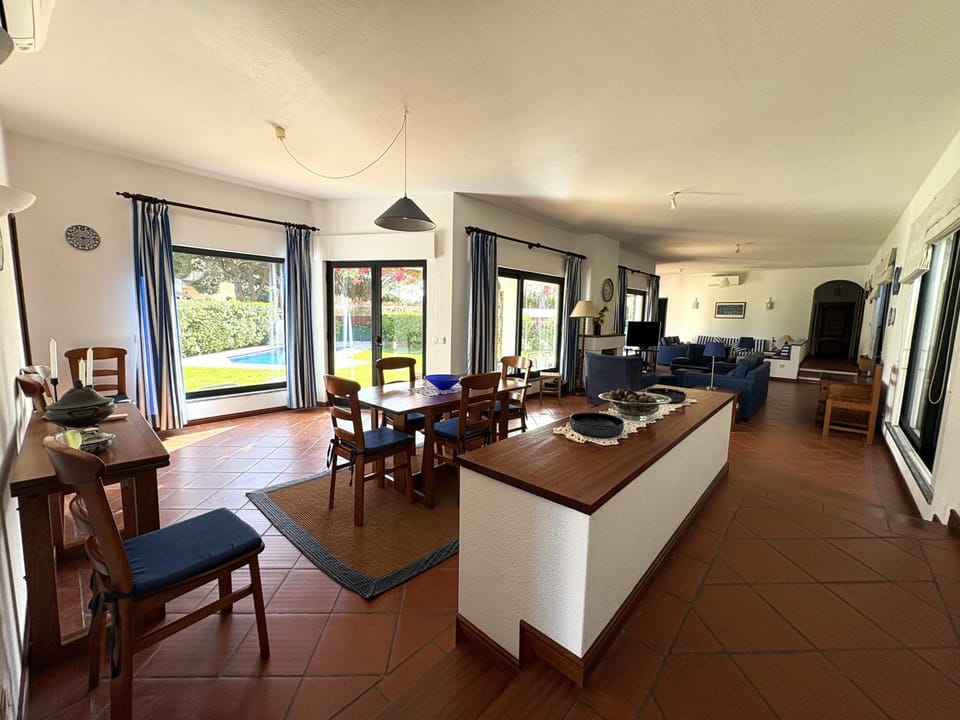TV and multimedia, Living room, Seating area, Dining area, fireplace, air conditioner