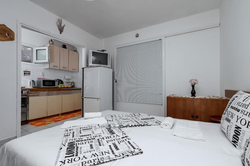 Bed, Living room, Photo of the whole room