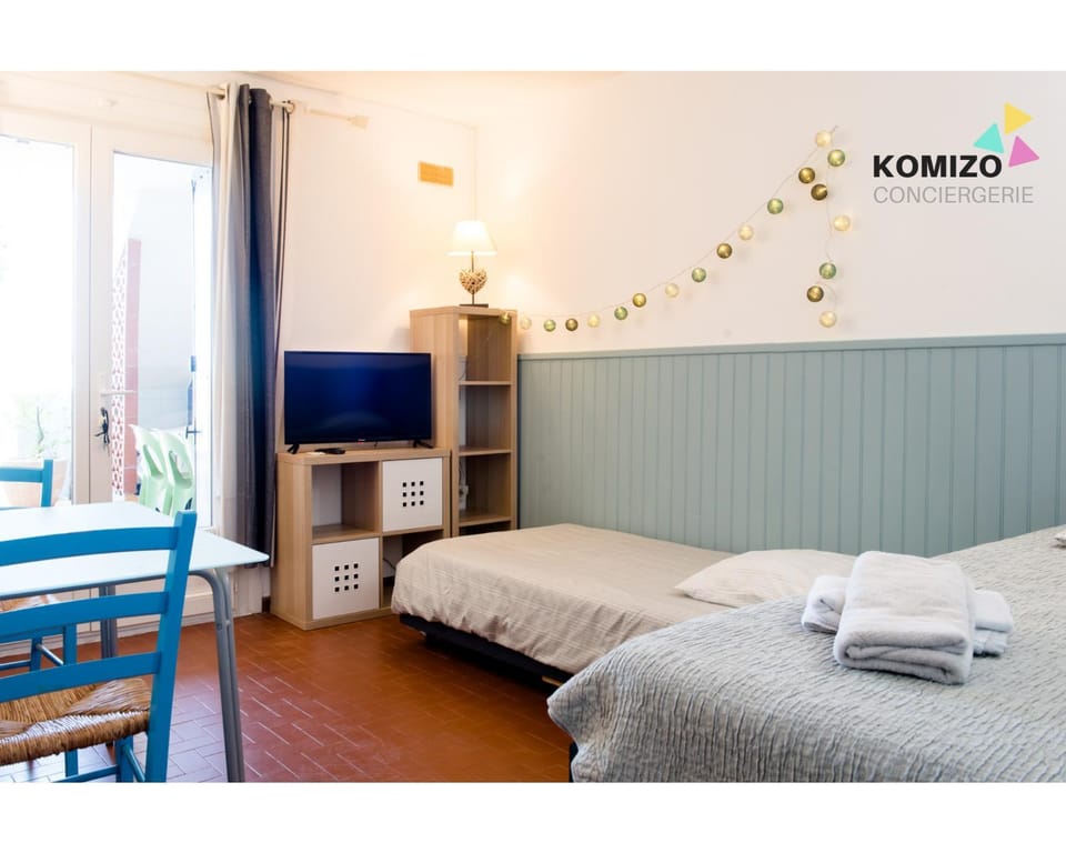 Bed, Photo of the whole room, Bedroom, locker