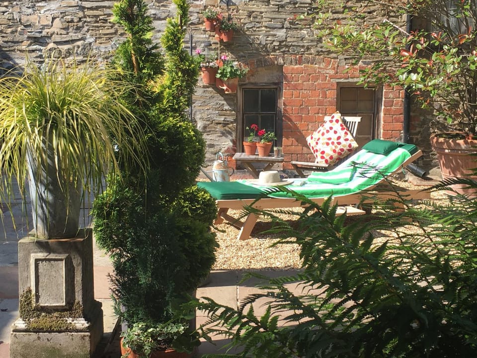 Inner courtyard view, sunbed, sunbed, towels
