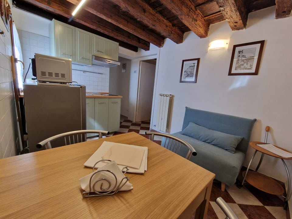 Kitchen or kitchenette, Seating area, Dining area