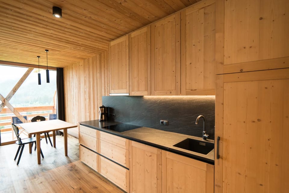 Kitchen or kitchenette, Dining area