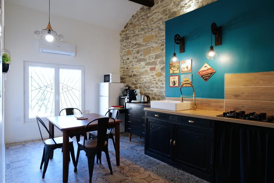 Coffee/tea facilities, Kitchen or kitchenette, Dining area, stove