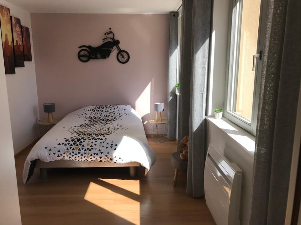 Bed, Photo of the whole room, Bedroom