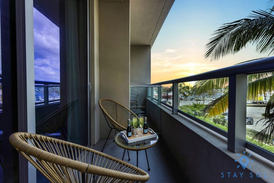 Rooftop Pool - Hollywood Beach Boardwalk Apartment in Hollywood Beach