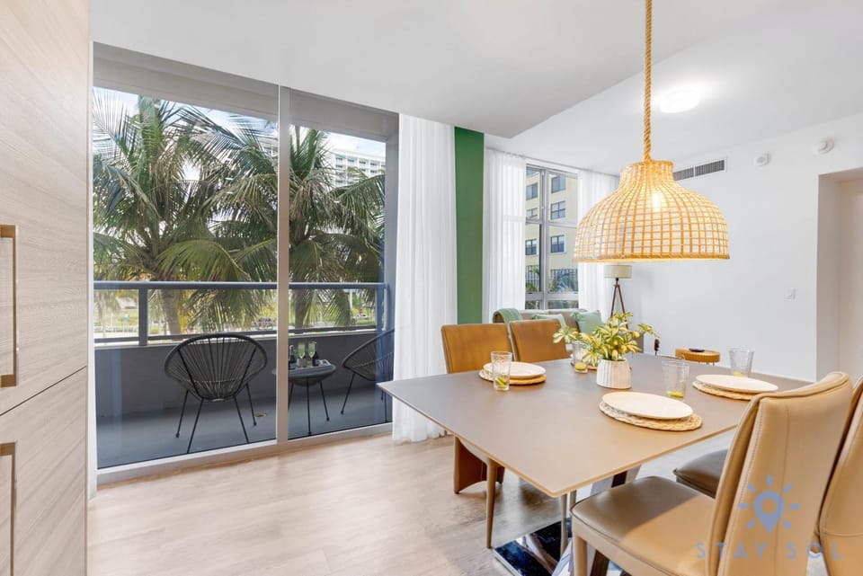 Rooftop Pool - Hollywood Beach Boardwalk Apartment in Hollywood Beach