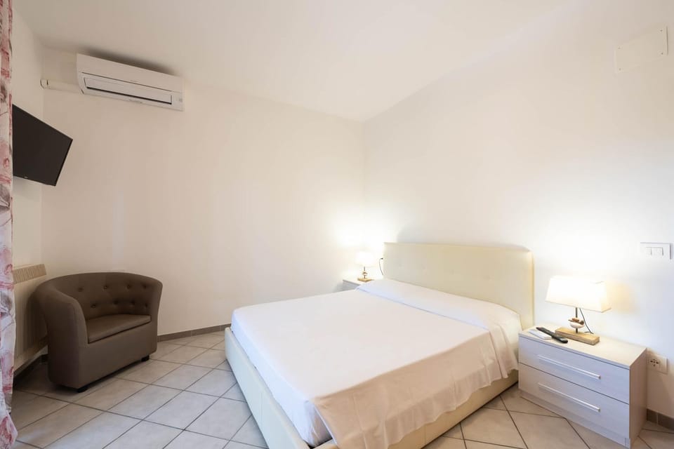 Bed, TV and multimedia, Photo of the whole room, air conditioner