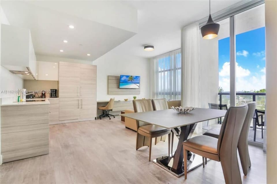 Near Beach - Rooftop Pool - Hot Tub - Broad-walk Apartment in Hollywood Beach