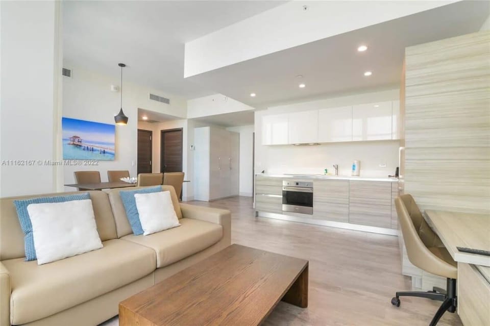 Near Beach - Rooftop Pool - Hot Tub - Broad-walk Apartment in Hollywood Beach