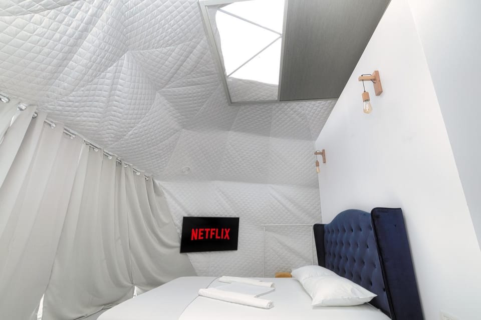 Bed, TV and multimedia, Photo of the whole room, Bedroom