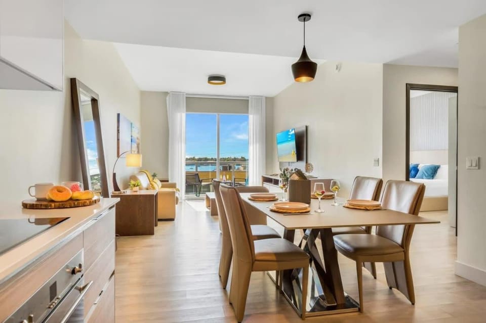 Ocean View - Balcony - Hollywood Beach Broad-walk Apartment in Hollywood Beach
