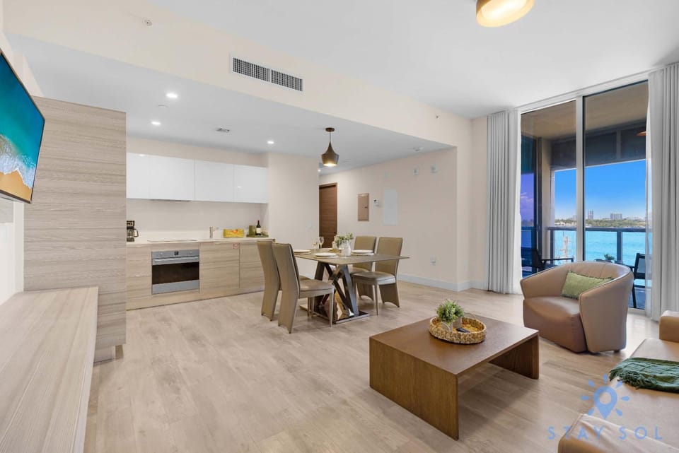 Bay View - Rooftop Pool - Hollywood Beach Broad -walk Apartment in Hollywood Beach