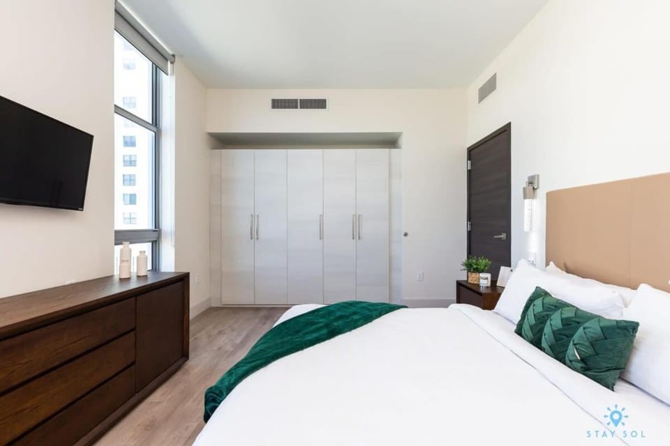 Rooftop Pool- Gym - Hollywood Beach Broad - walk Apartment in Hollywood Beach