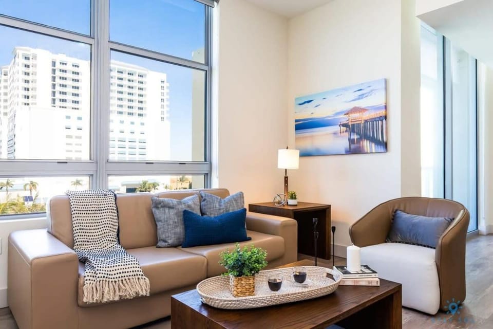 Rooftop Pool- Gym - Hollywood Beach Broad - walk Apartment in Hollywood Beach