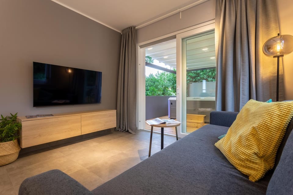 Hot Tub, TV and multimedia, Living room