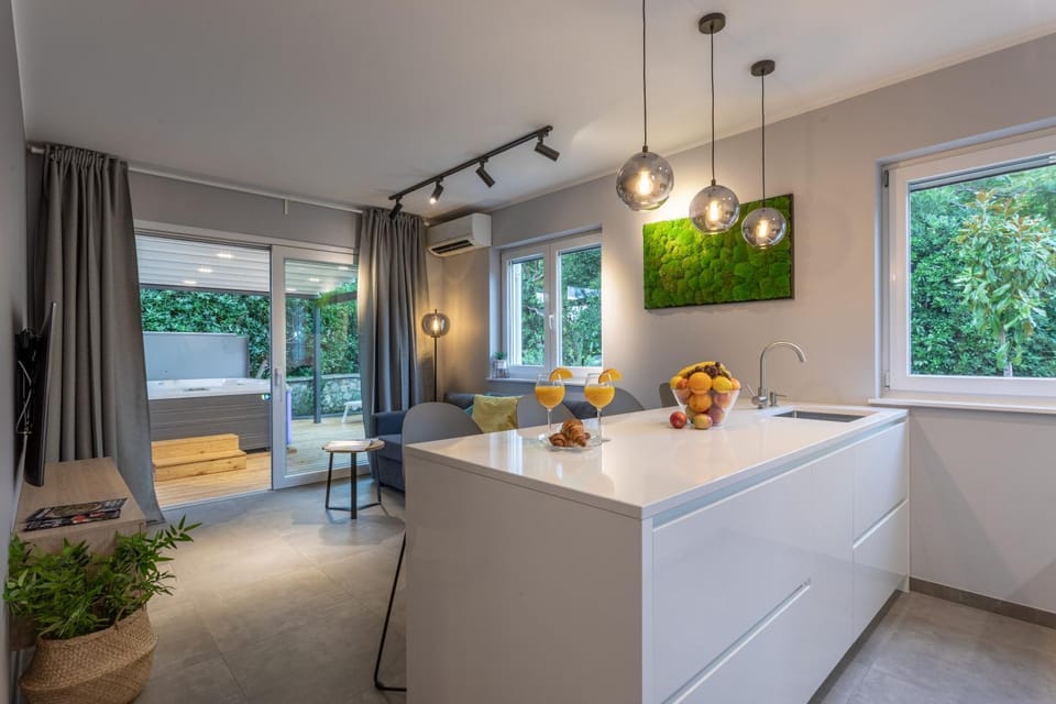 Kitchen or kitchenette, Living room, Seating area, Dining area